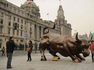 China GDP at 2-1/2 year low of 8.9 percent, but beats forecast