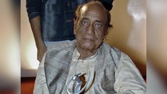 Alka Yagnik, Kumar Sanu visit Mehdi Hassan's grave in Karachi