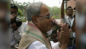 Pranab asks Mumbai taxmen to pull up socks 