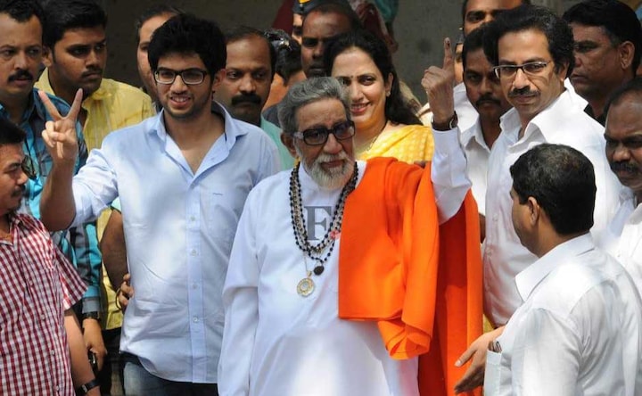 Hum saath saath hain: With family in tow, Bal Thackeray casts his vote 