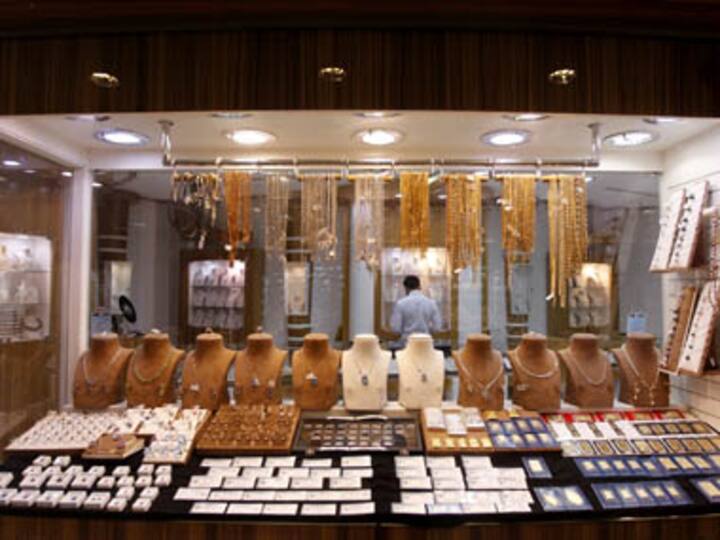 Gold seen falling past 1-week low Gold seen falling past 1-week low