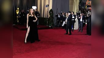 Oscars 2012: Jolie does her sexy thing with black gown 