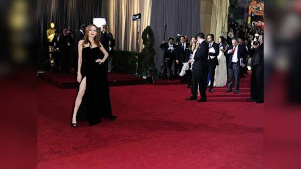 Oscars 2012: Jolie does her sexy thing with black gown 