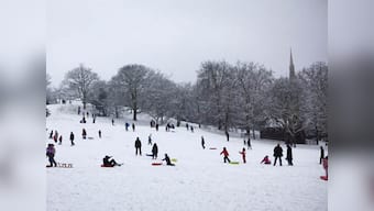 It's snowing in London...!!!