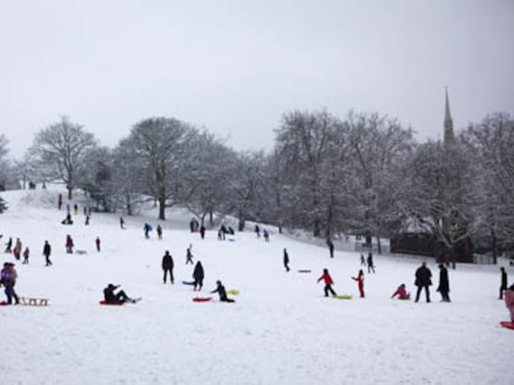 It's snowing in London...!!!