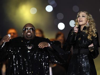 Madonna woos footfall fans at Super Bowl halftime Madonna woos footfall fans at Super Bowl halftime