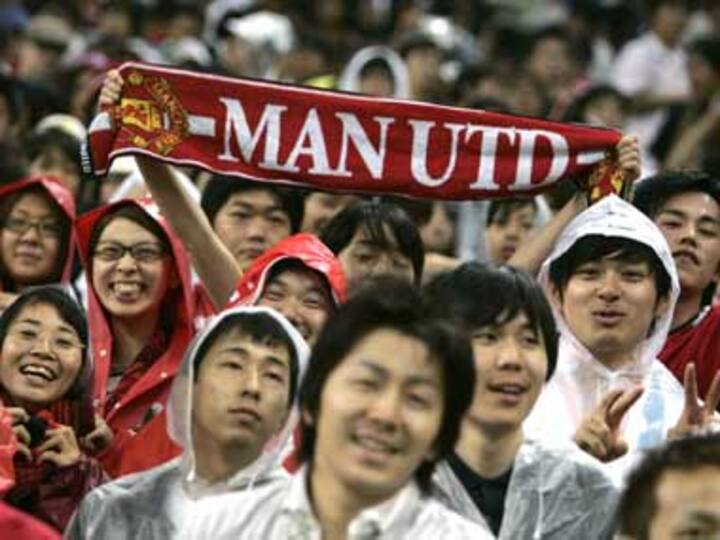 Man United's cash reserves fall by £100 million