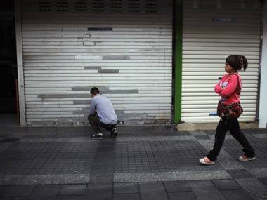 China's unofficial lending falters, savers protest 