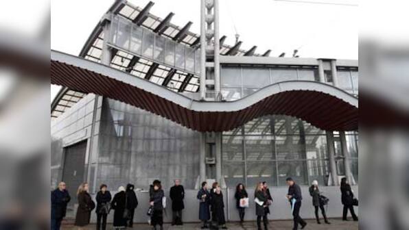 Greece turns deaf ear to EU warnings, delays bailout