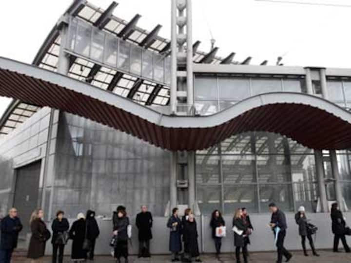 Greece turns deaf ear to EU warnings, delays bailout