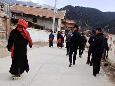 Seven tourists fined $ 16,000 for chasing antelopes in national reserve in Tibet Seven tourists fined $ 16,000 for chasing antelopes in national reserve in Tibet