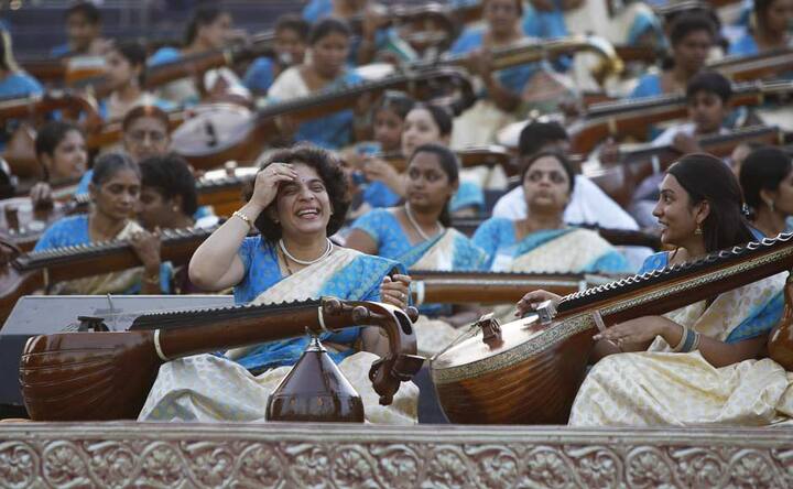 Images: A concert with 1110 Veenas