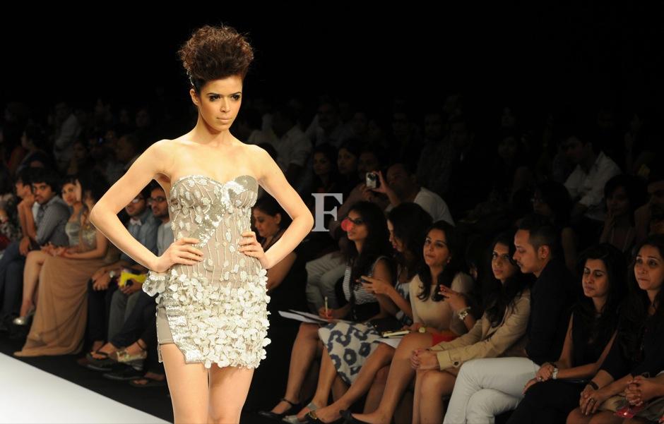 Model walks the ramp in a Kushali Kumar design. Raju Shelar/Firstpost Model walks the ramp in a Kushali Kumar design. Raju Shelar/Firstpost