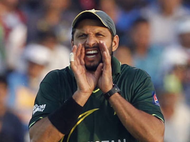 Afridi apologises for hitting fan, claims daughter was pushed‎ 