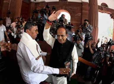 Dinesh Trivedi exit: TMC discusses rollback; unions threaten agitation Dinesh Trivedi exit: TMC discusses rollback; unions threaten agitation