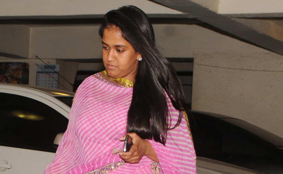 Arpita Khan visits Mona's residence to offer her condolences. Raju Shelar/Firstpost Arpita Khan visits Mona's residence to offer her condolences. Raju Shelar/Firstpost