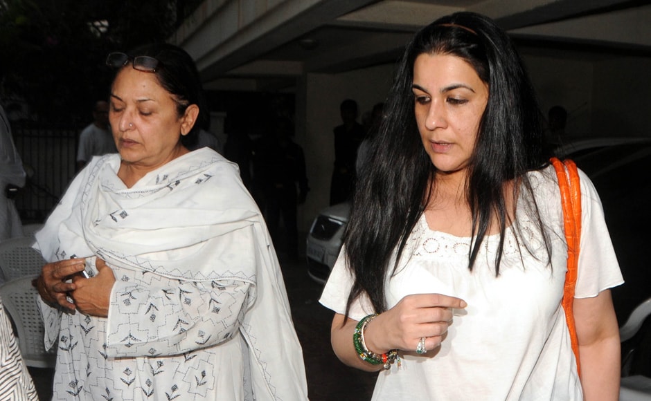 Anju Mahendroo and Amrita Singh visits Mona Kapoor's Juhu residence to offer her condolences. Raju Shelar/Firstpost Anju Mahendroo and Amrita Singh visits Mona Kapoor's Juhu residence to offer her condolences. Raju Shelar/Firstpost