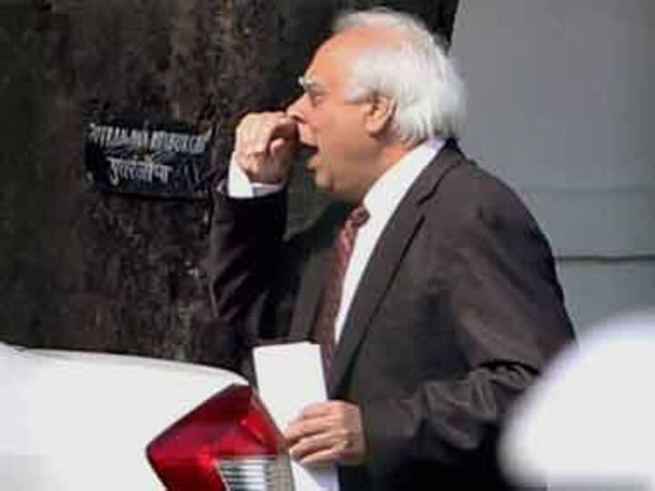 Is Sibal trying to clean up 2G spectrum mess or worsen it?