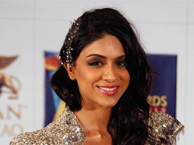 Lakme fashion week: Zoa Morani slips, says 'it happens'