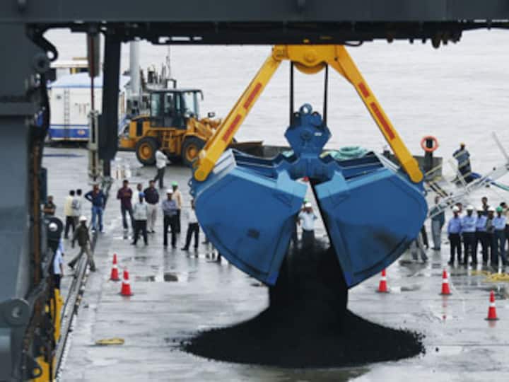 Adani raises $1.25 bln refinancing loan: sources Adani raises $1.25 bln refinancing loan: sources