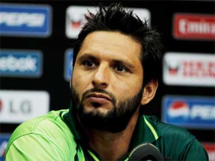 'Boom boom' Afridi slaps pushy fans at airport   