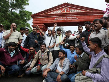 Karnataka advocates to boycott courts, blame 'police excesses' Karnataka advocates to boycott courts, blame 'police excesses'