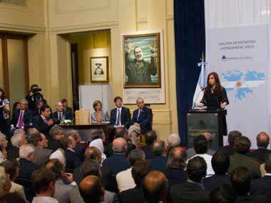 Argentine president seeks new flights to Falklands Argentine president seeks new flights to Falklands