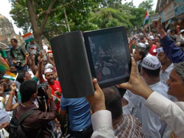 Apple slashes iPad 2 price to Rs 24,500 Apple slashes iPad 2 price to Rs 24,500