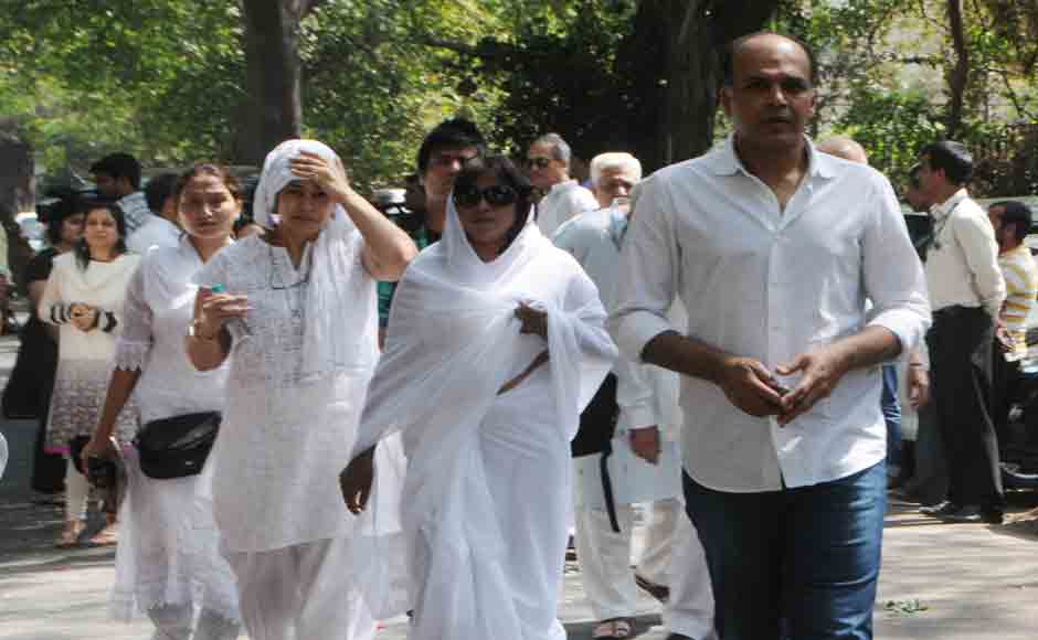 Film Dircetor Ashutosh Gowariker attends Joy Mukherjee's funeral. Photo Credit : Raju Shelar/Firstpost Film Dircetor Ashutosh Gowariker attends Joy Mukherjee's funeral. Photo Credit : Raju Shelar/Firstpost