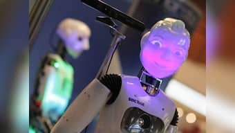 Oscillating gel could make robots feel