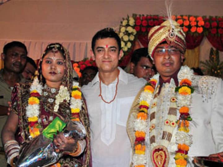 Aamir Khan falls off stage at auto driver's son's wedding