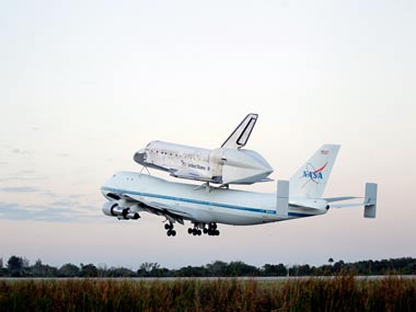 Space shuttle Discovery lands at new home Space shuttle Discovery lands at new home