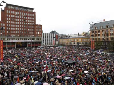 Thousands defy Norway mass killer Breivik in song Thousands defy Norway mass killer Breivik in song