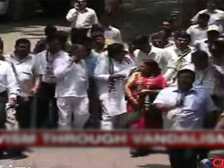 MNS' noisy activism outside hospital goes unchecked