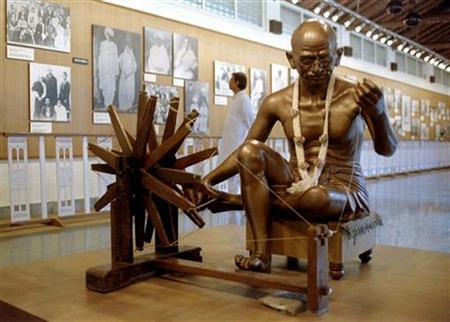 Lenovo Yoga Tablet 2 Pro review: Large screen tablet with bundled projector, faces strong competition Lenovo Yoga Tablet 2 Pro review: Large screen tablet with bundled projector, faces strong competition