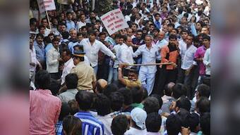 Protesting jewellers meet Sonia, demand duty roll back