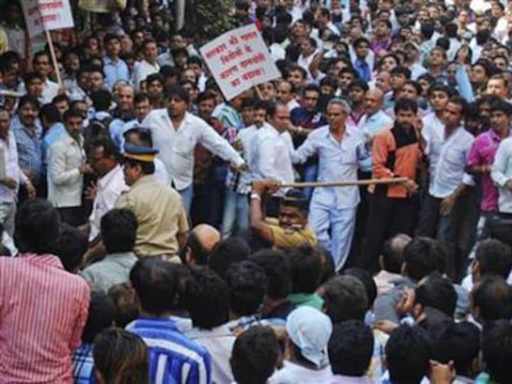 Protesting jewellers meet Sonia, demand duty roll back