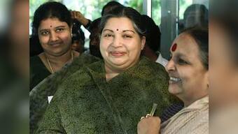 Sasikala meets Jayalalithaa at Poes Garden residence