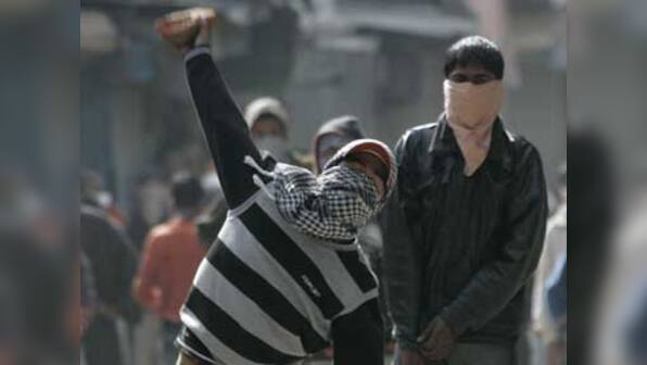 Stone-pelters attack tourist vehicle in Narbal on Srinagar-Gulbarg road; Chennai man killed, several injured