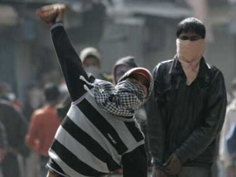 Stone-pelters attack tourist vehicle in Narbal on Srinagar-Gulbarg road; Chennai man killed, several injured Stone-pelters attack tourist vehicle in Narbal on Srinagar-Gulbarg road; Chennai man killed, several injured