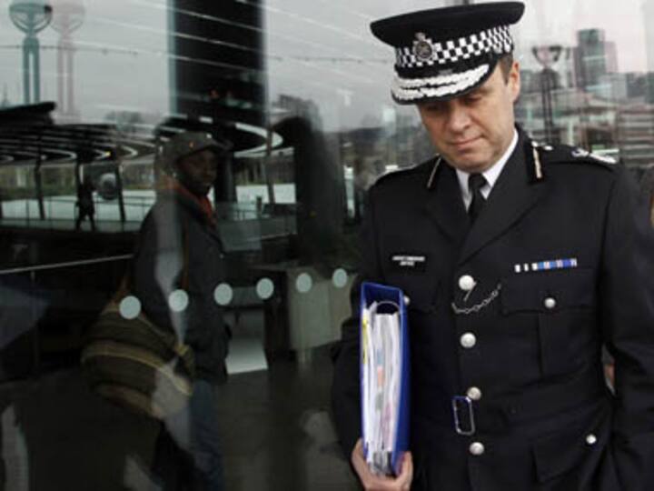News Corp phone hacking: 'UK police took poor decisions'
