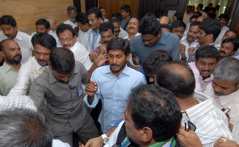 Images: Family drama unfolds as Jagan goes to jail - Photos News