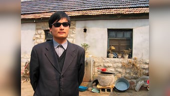 Blind Chinese dissident reaches New York, thanks US, China govts