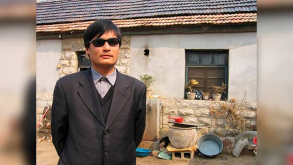 Blind Chinese dissident reaches New York, thanks US, China govts