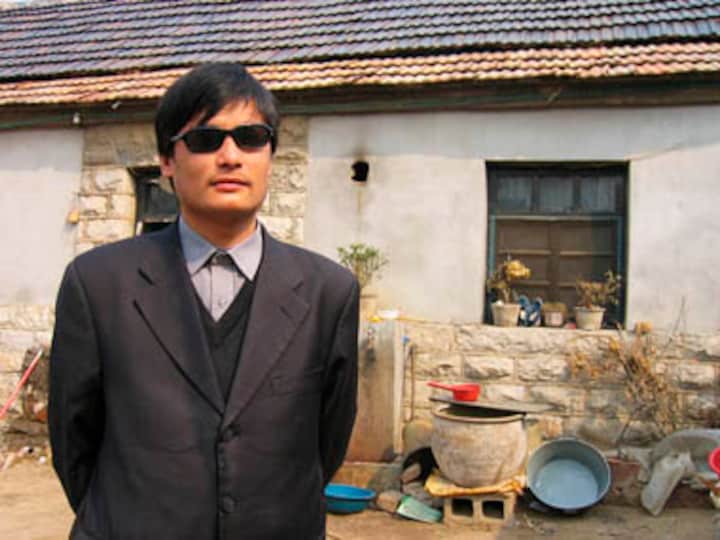 Blind Chinese dissident reaches New York, thanks US, China govts