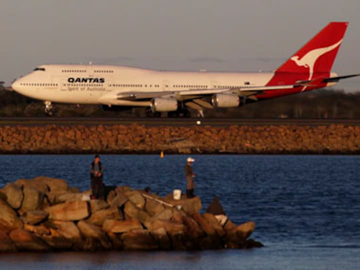 Qantas to sack 500 in restructuring drive 