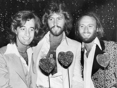 Bee Gees' Robin Gibb dies after long cancer battle Bee Gees' Robin Gibb dies after long cancer battle