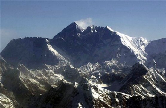 Tragedy behind, another crowd attempts Everest Tragedy behind, another crowd attempts Everest