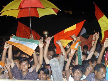 Kolkatans grab handfuls of Hope Kolkatans grab handfuls of Hope