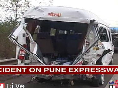 26 killed, 27 injured in accident on Mumbai-Pune expressway 26 killed, 27 injured in accident on Mumbai-Pune expressway